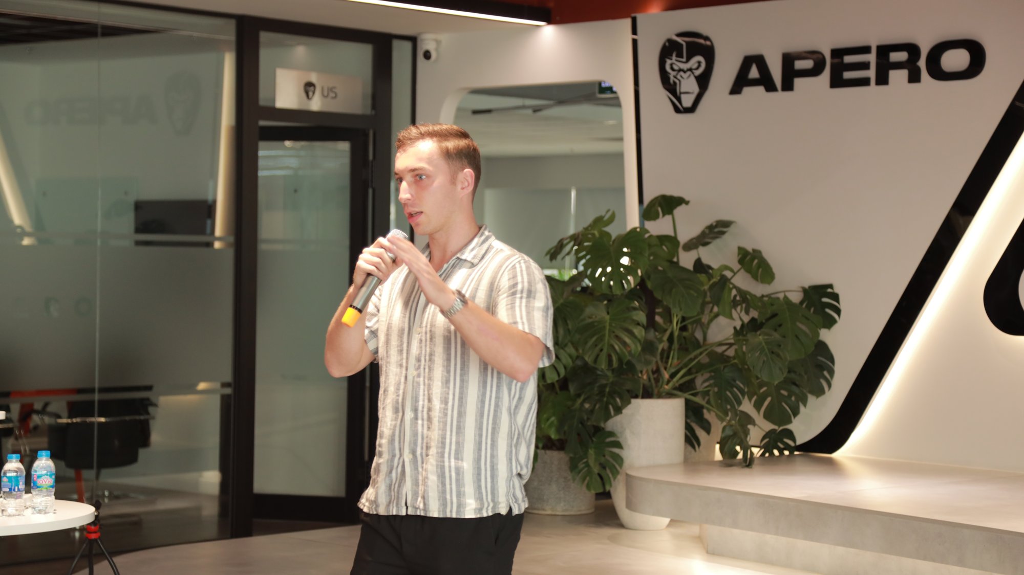 Roman Stojanovic speaking at the Hanoi AI Meet Up