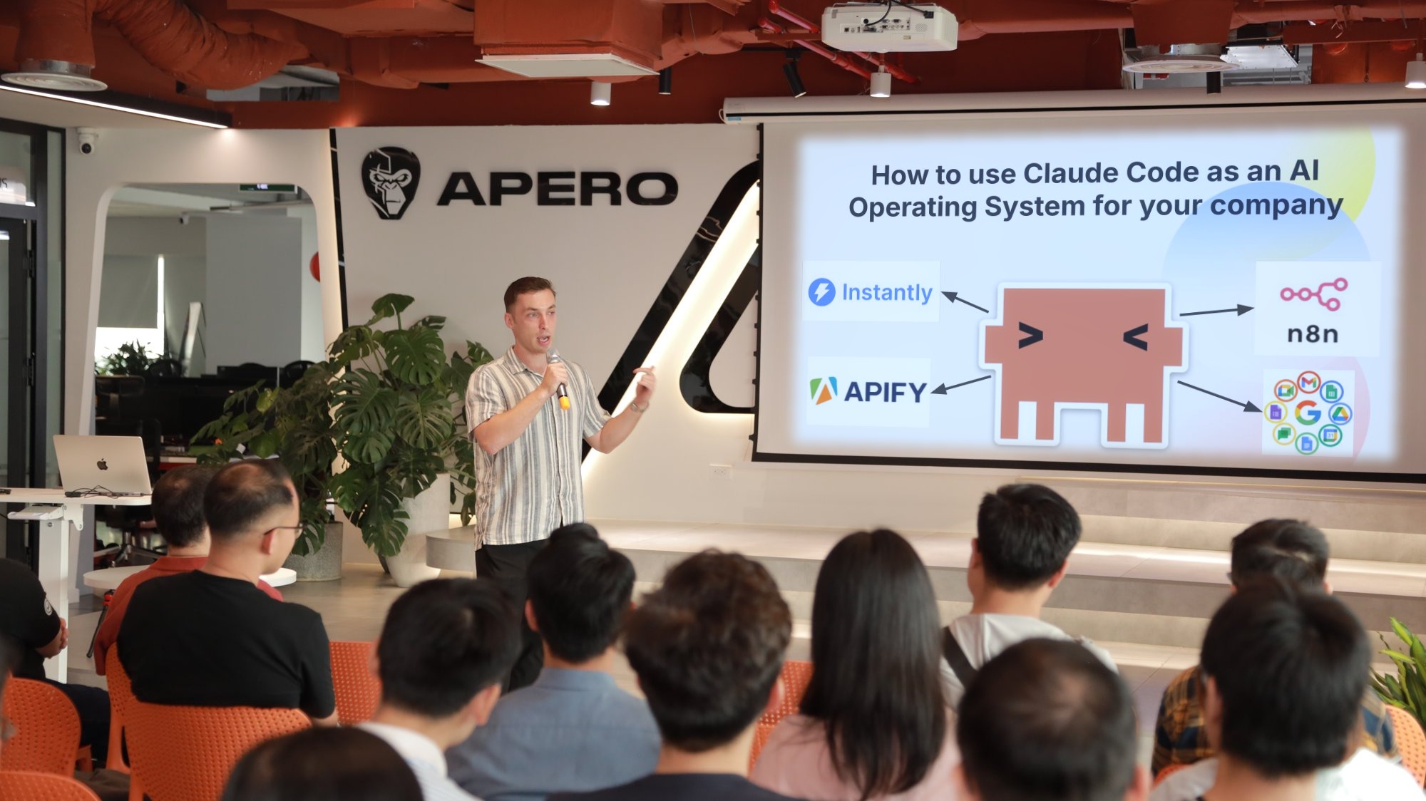 Roman Stojanovic speaking at the Hanoi AI Meet Up